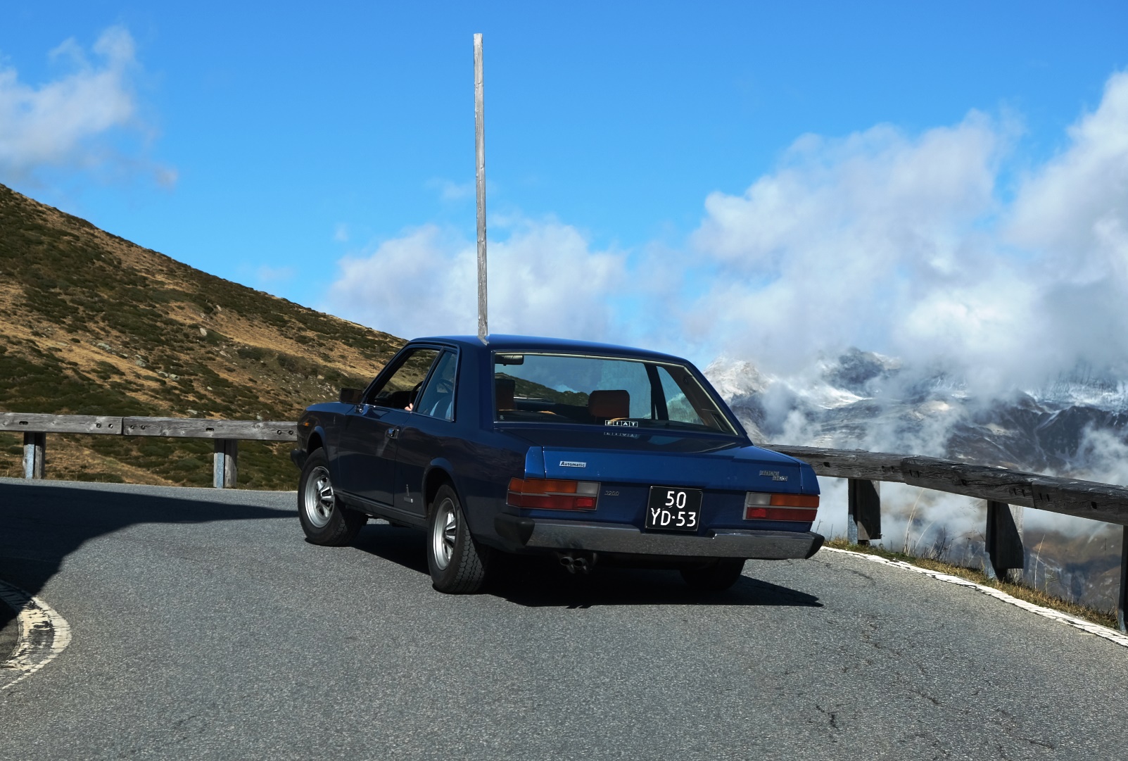 Fiat 130 coupe in de bergen
