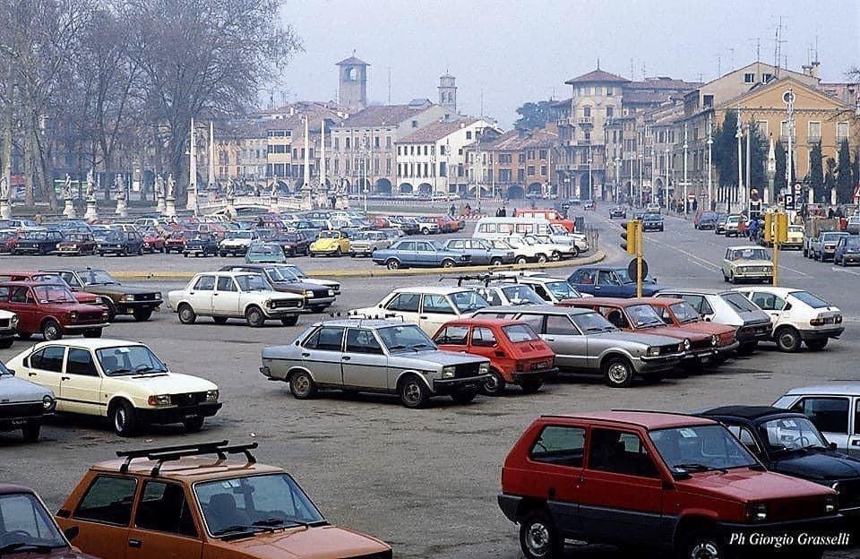 straatbeeld Fiats jaren 80